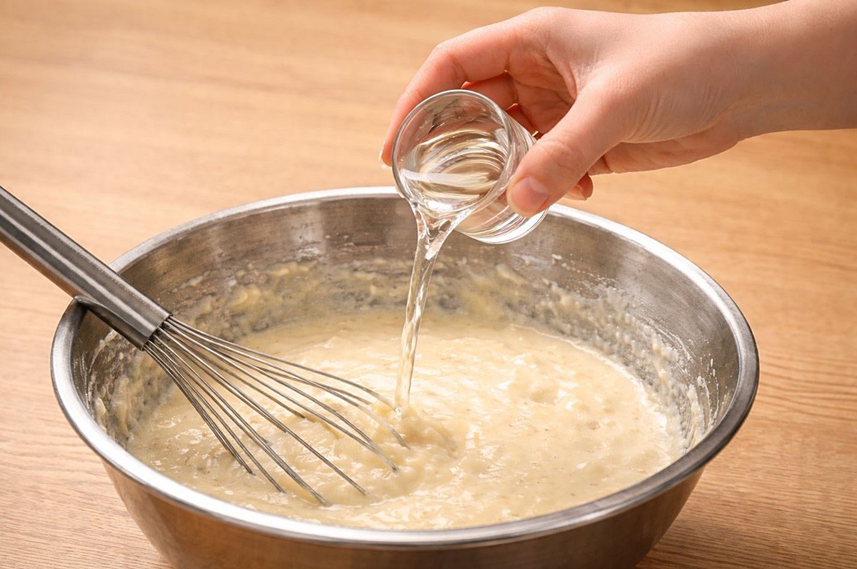 튀김 반죽에 소주를 넣는 모습. 기사 이해를 돕기 위해 AI를 활용해 제작한 자료 사진입니다. 실제 모습과 다소 차이가 있을 수 있습니다.