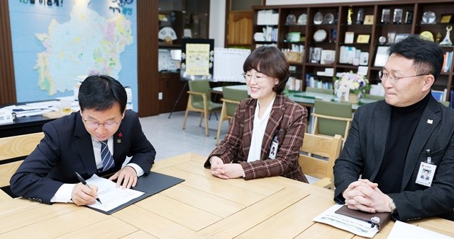 박병규 광산구청장이 2일 2026년 새해 제1호 결재로 ‘민원 전(前) 민원 해결 1004’ 추진계획에 서명하며 ‘움직이는 행정’에 대한 의지를 다지고 있다.