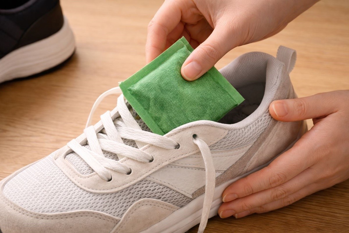 핫팩을 신발에 넣는 모습. 기사 이해를 돕기 위한 자료 사진입니다. 실제 모습과 다소 차이가 있을 수 있습니다.