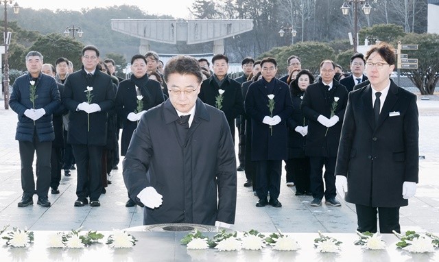 2일 오전, 김태균 전남도의회 의장과 동료 의원들이 국립5·18민주묘지를 찾아 헌화, 분향하고 있다.