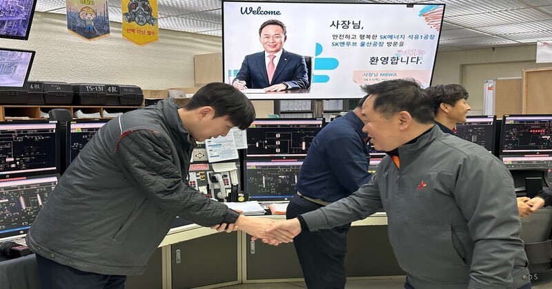 장용호 SK이노베이션 총괄사장이 2026년 새해 첫 날인 지난 1일 SK이노베이션 울산 콤플렉스를 찾아 안정조업과 운영개선(O/I)에 최선을 다해준 구성원들을 격려하고 있다. / SK 이노베이션 뉴스룸
