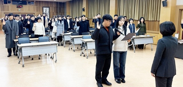 광주동부교육지원청 직원들이 2일 열린 ‘2026년 청렴 선포식’에서 청렴 서약서를 작성하며 투명한 직무 수행을 다짐하고 있다.