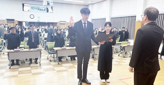 광주서부교육지원청 이성철 교육장이 신규 공무원에게 ‘청렴 거울’을 전달하며     투명한 직무 수행을 다짐하고 있다