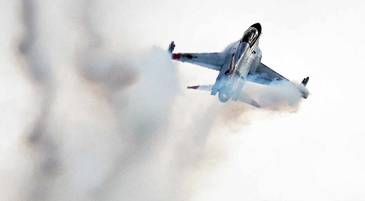 기동하는 T-50 항공기 모습. 기사 내용과 직접적인 관련이 없는 자료 사진입니다. 공군 광주기지에서 비행 훈련 중이던 T-50 항공기가 비상착륙을 하다 활주로를 이탈해 전복됐다. 2일 오후 2시 36분쯤 비행 훈련 중이던 광주기지(공군 제1전투비행단) 소속 T-50 항공기가 비상착륙을 시도했다. 당시 T-50 항공기는 비상착륙 도중 활주로를 이탈하면서 전복됐다. / 연합뉴스