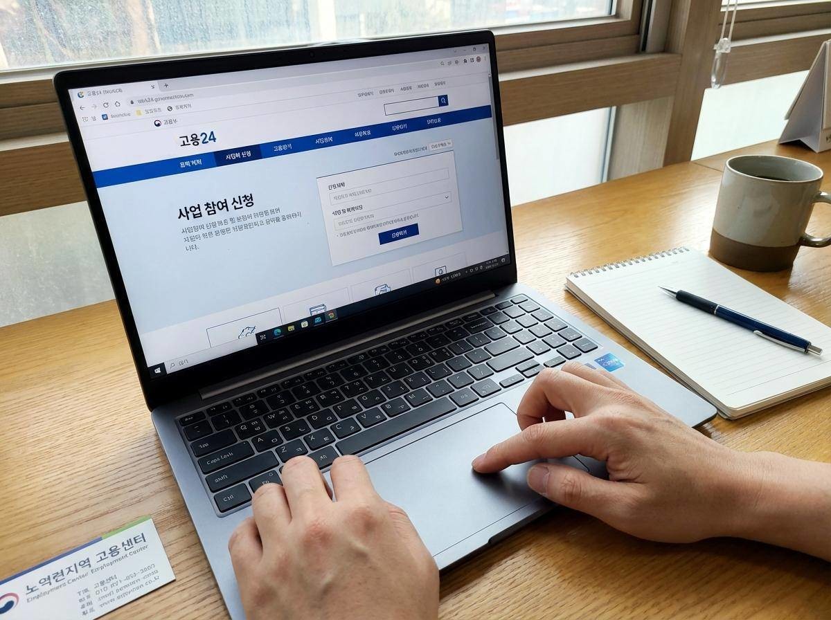 정규직 전환 지원 사업 참여를 희망하는 기업은 고용24 홈페이지(www.work24.go.kr) 또는 가까운 고용센터에 방문해서 신청하면 된다. 기사 내용을 바탕으로 제작한 자료사진.