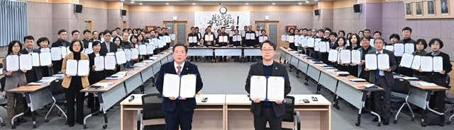 2일 오후 광주 남구청 대회의실에서 열린 ‘2026년 반부패·청렴 실천 서약식’에서 김병내 남구청장(앞줄 가운데)과 간부 공무원들이 서약서를 들고 청렴 행정을 다짐하고 있다.