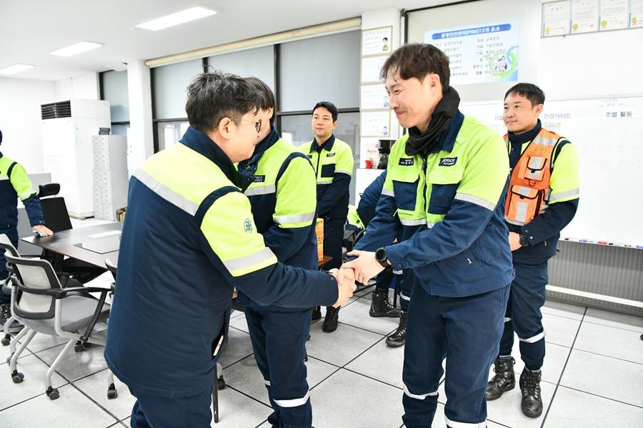 포스코퓨처엠 엄기천 사장이 2일 새해 첫날을 맞아 포항 내화물1공장 운전실을 찾아 직원들을 격려하고 있다.