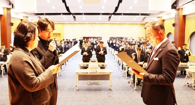 2일 진행된「2026년 반부패·청렴 서약식」에서 여수광양항만공사 황학범 직무대행과 직원 대표들이 청렴 서약서를 낭독하고 있다.