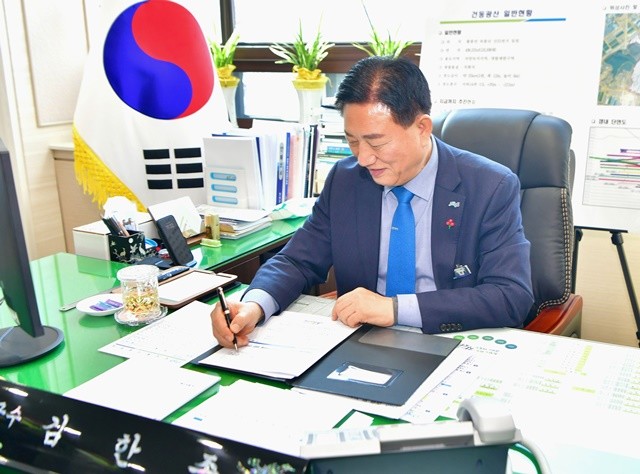 김한종 장성군수가 2일 2026년 새해 제1호 결재로, 건동광산 개발 지원을 위한 제도 개선을 요청하는 대통령 서한문에 서명하고 있다.