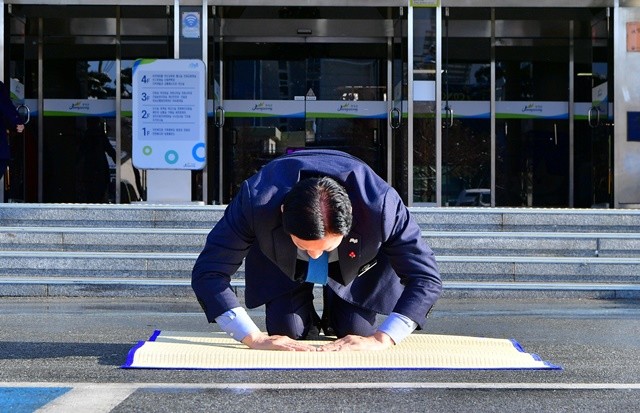 2일 오전, 김한종 장성군수가 2026년 새해 첫 출근길에 군청 앞에서 군민들을 향해 큰절을 하며 낮은 자세로 군정에 임할 것을 다짐하고 있다.