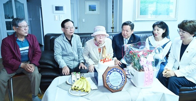 광주 남구청 관계자가 100세 어르신 가정을 방문해 새해 인사를 나누며 건강 상태를 살피고 있다.