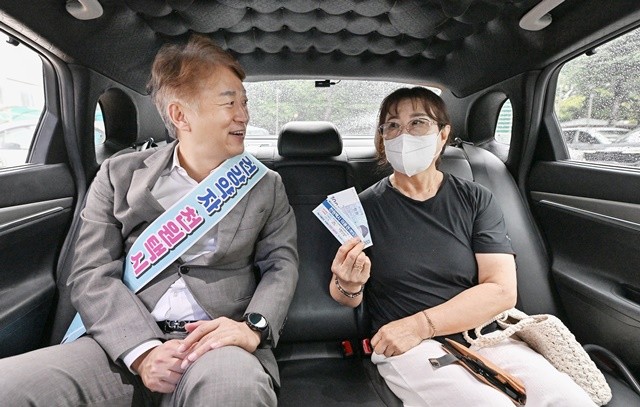 김이강 광주시 서구청장이 천원택시를 이용하는 시민과 대화를 하고있다.