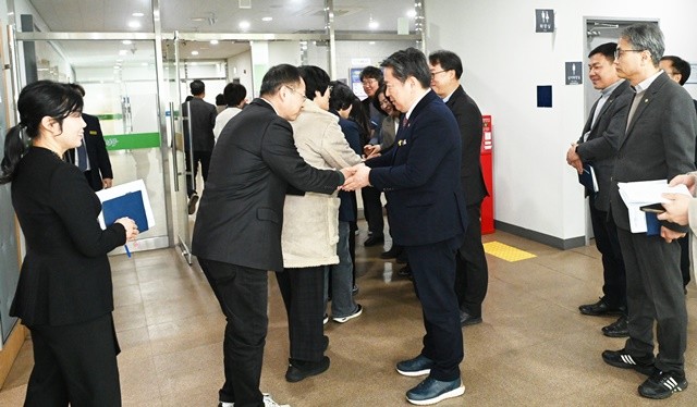 2일 열린 시무식에서 김병내 광주 남구청장이 직원들과 악수를 하고 있다.