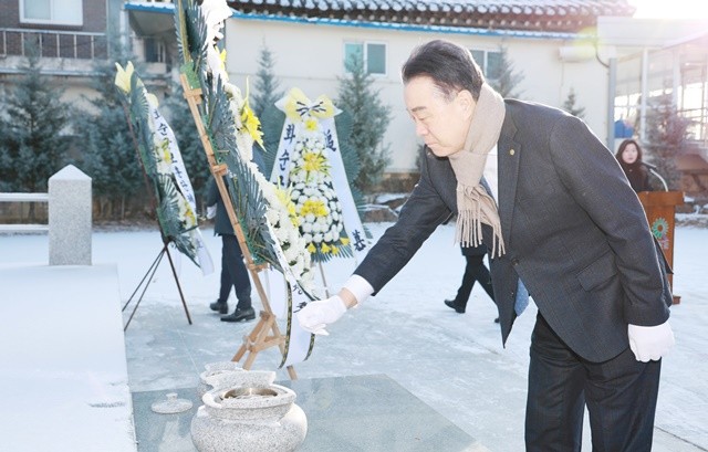 2일 오전 구복규 화순군수가 화순읍 남산공원 충혼탑을 찾아 참배하고 있다.