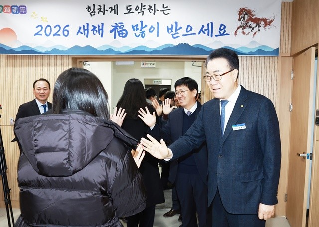 구복규 화순군수가 직원들과 악수를 하고 있다.