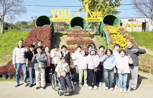 장성군장애인종합복지관이 운영한 ‘무장애 장성힐링투어’에 참여한 전국의 장애인 및 이동 약자들이 황룡강 꽃길에서 즐거운 시간을 보내고 있다.