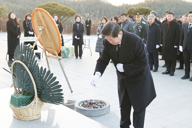 공영민 고흥군수가 2일 오전 현충공원 내 현충탑을 참배하며 순국선열과 호국영령의 넋을 기리고 있다
