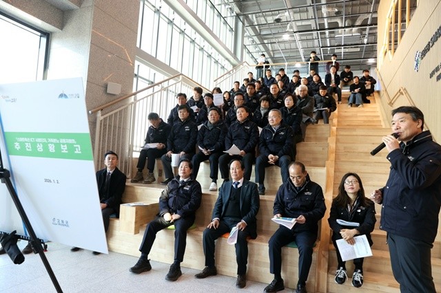 공영민 고흥군수(앞줄 왼쪽에서 두번째)가 2일 김태호 축산정책과장으로부터 스마트 축산 정보통신기술(ICT) 시범단지 조성과 가축분뇨 공동자원화 사업 추진 현황에 대한 설명을 듣고 있다