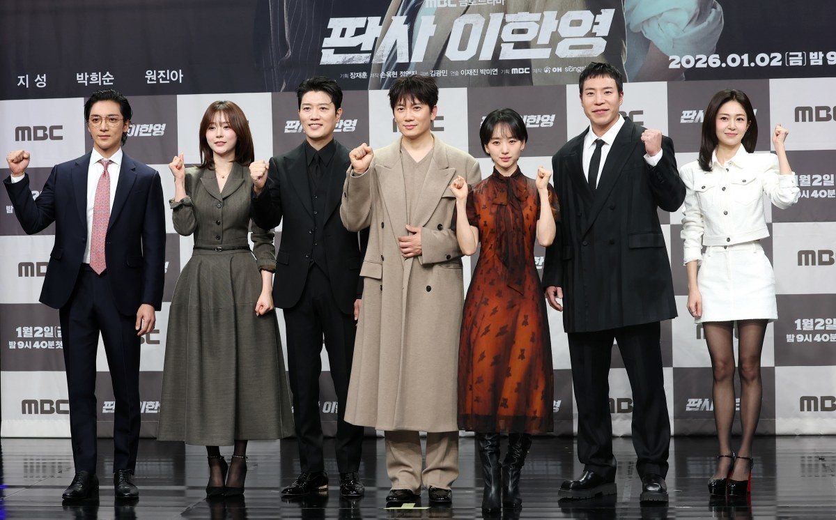 왼쪽부터 배우 황희와 백승희, 박희순, 지성, 원진아, 태원석, 백진희가 지난 2일 드라마 ‘판사 이한영' 제작발표회에서 포즈를 취하고 있다. / 뉴스1-권현진 기자