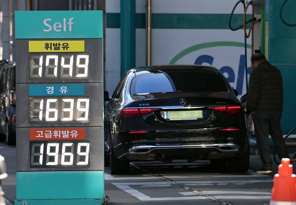주유소 모습. 기사 이해를 돕기 위한 자료 사진.      3일 한국석유공사 유가정보시스템 '오피넷'에 따르면 12월 다섯째 주(12월 28일∼1월 1일) 전국 주유소 휘발유 평균 판매가는 지난주보다 1리터당 5.4원 내린 1729.9원으로 나타났다. / 뉴스1
