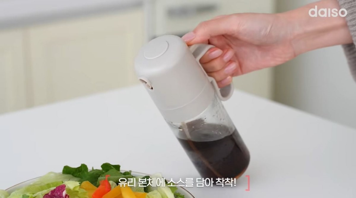 다이소 신상품 '손잡이 오일 스프레이' 상품 이미지. / 유튜브 '다이소'