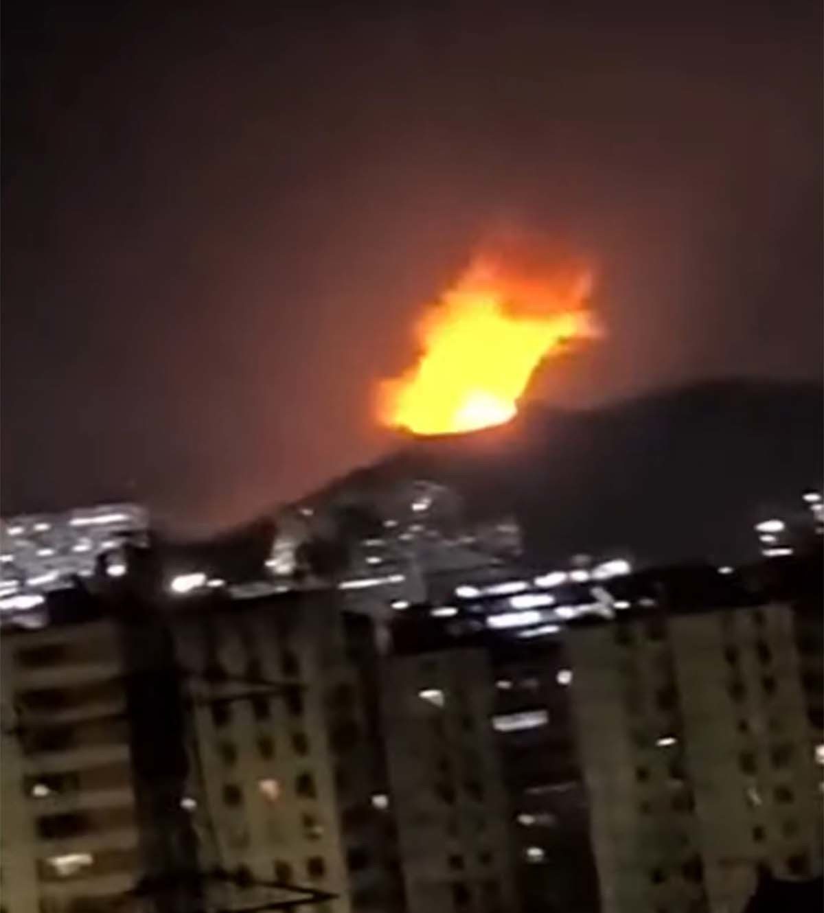 도널드 트럼프 미국 대통령이 군사 시설을 포함한 베네수엘라 내부 목표물에 대한 공습을 명령했다. 베네수엘라 수도 카라카스 곳곳에서 폭발음이 포착됐다. / 'NewsX Live' 유튜브