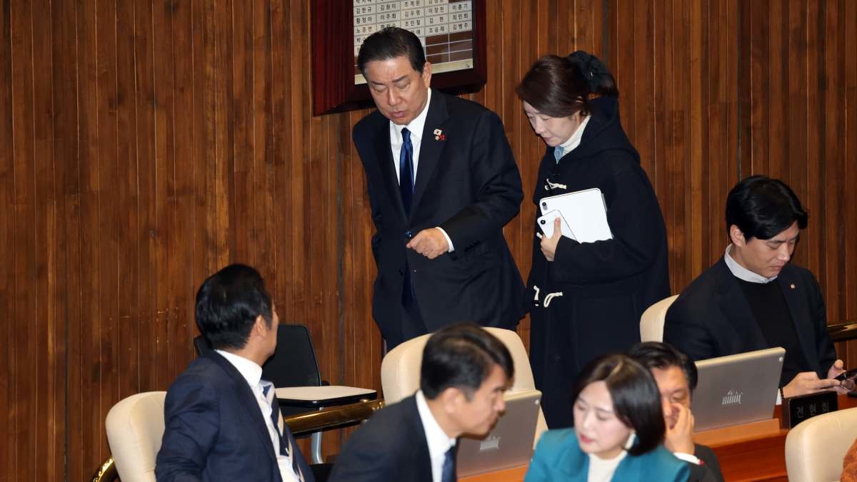 지난 24일 서울 여의도 국회에서 열린 제430회국회(임시회) 제2차 본회의에서 김병기 더불어민주당 원내대표와 강선우 의원이 대화를 나누며 발걸음을 옮기고 있다. 왼쪽 아래는 이들을 바라보는 정청래 대표. / 뉴스1