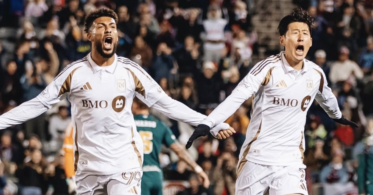 가봉 축구 국가대표팀의 드니 부앙가와 손흥민 / 뉴스1