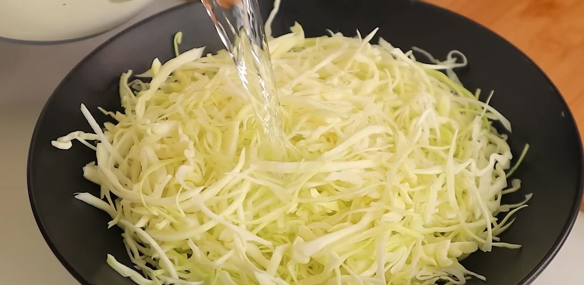 양배추는 가늘게 채썬다. / 유튜브 '수리키친Suri'