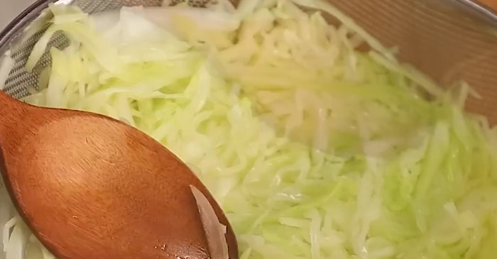 양배추의 물기는 채반에 놓고 숟가락으로 눌러 짜낸다. / 유튜브 '수리키친Suri'