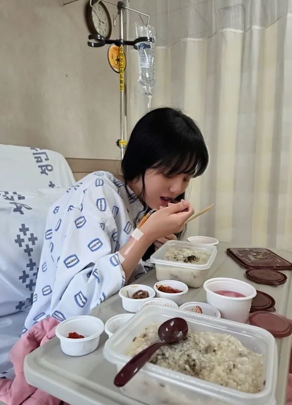 입원해 죽을 먹고 있는 강은비 / 강은비 인스타그램