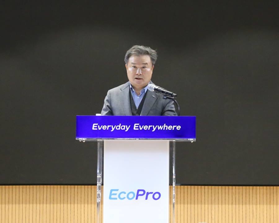 2일 청주 본사에서 개최한 에코프로 그룹 시무식에서 이동채 에코프로 창업주가 신년사를 발표하고 있다/에코프로