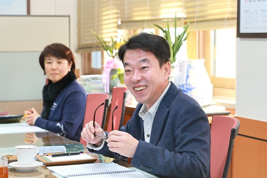 최혁준 경주부시장이 3일 청사에서 국별 현안사업 업무보고를 받고 있다/경주시