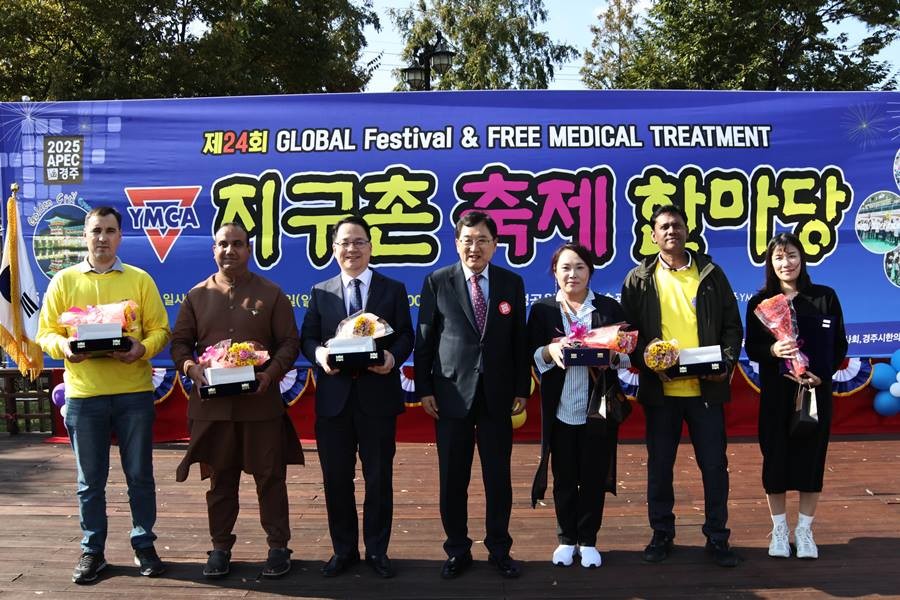 제24회 지구촌 축제 한마당에서 주낙영 경주시장(사진 중앙)과 참석자들이 기념촬영을 하고 있다/경주시