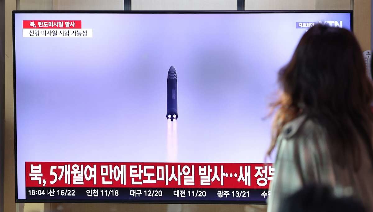 지난해 10월 22일 서울 중구 서울역에서 시민들이 탄도미사일 시험 발사 관련 뉴스를 시청하고 있다. / 뉴스1