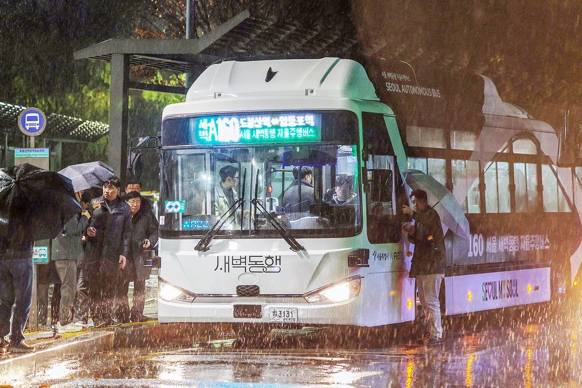 새벽 서울 도봉구 도봉산역광역환승센터에서 '새벽동행 자율주행버스' A160번 버스가 첫 운행에 나서고 있다 / 뉴스1