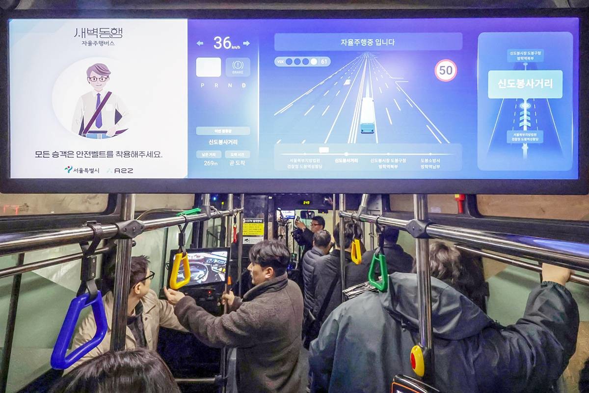 새벽동행 자율주행버스 'A160번' 버스 모니터에 주행 상태가 나타나고 있다 / 뉴스1