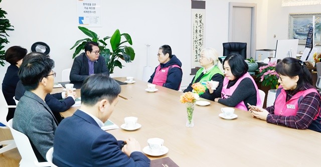 이정선 광주시교육감이 지난 12월 31일 시교육청 교육감실에서 광주지역학교비정규직 연대회의 관계자들과 '2024 단체협약' 잠정협의안에 대해 논의하고 있다. /사진제공 광주시교육청