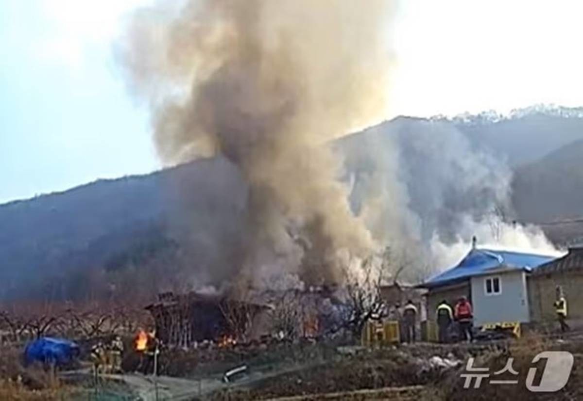 4일 오전 8시 59분쯤 경북 의성군 안평면 한 단독주택에서 불이 나 소방 당국이 진화하고 있다 / 경북소방본부 제공, 뉴스1
