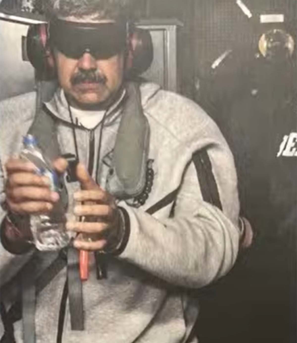 델타포스에 의해 체포돼 압송되고 있는 니콜라스 마두로 베네수엘라 대통령. / 도널드 트럼프 대통령 트루스 소셜.