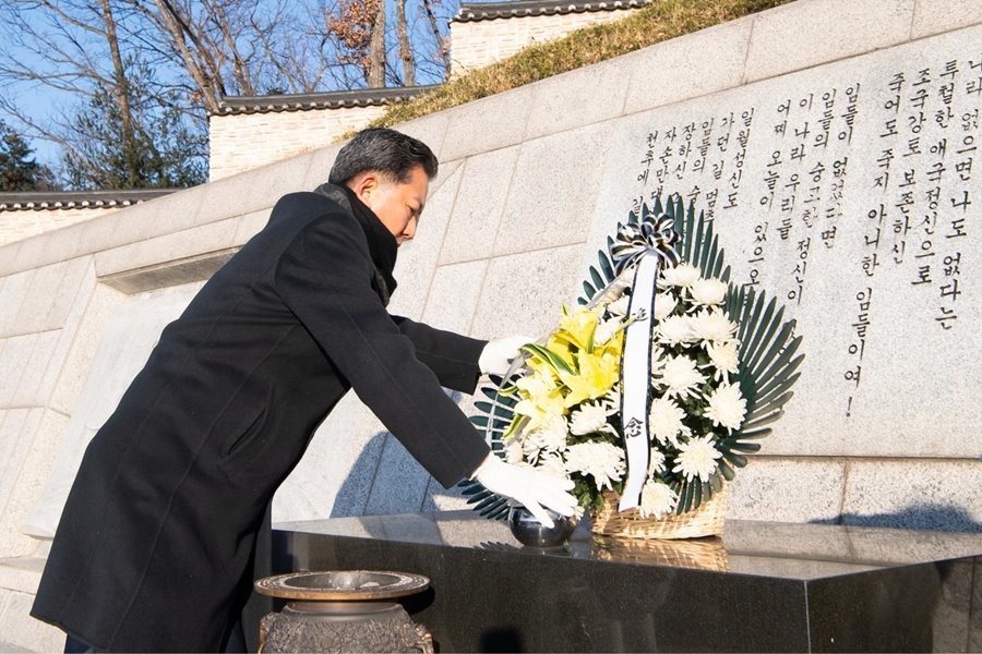김장호 구미시장이 지난 2일 선산 충혼탑을 찾아 헌화를 하고 있다. / 구미시 제공