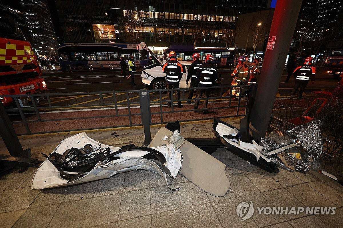 지난 2일 오후 6시 5분께 종로구 종각역 앞 도로에서 승용차 2대와 택시 1대가 추돌하며 1명이 숨지고 9명이 다쳤다. 경찰에 따르면 70대 후반 기사가 운전하는 전기차 택시가 승용차를 추돌하고 횡단보도 신호등 기둥을 들이받은 뒤 앞의 다른 승용차와 부딪쳤다. 이 과정에서 횡단보도 신호를 기다리던 보행자들이 택시에 치이며 길에 쓰러졌다. 택시 기사에게선 음주·약물 운전 정황은 발견되지 않았다고 경찰은 설명했다 이 사고로 40대 여성 보행자가 심정지 상태로 심폐소생술(CPR)을 받으며 병원으로 이송됐지만 끝내 숨졌다. 사진은 이날 사고 현장 / 연합뉴스