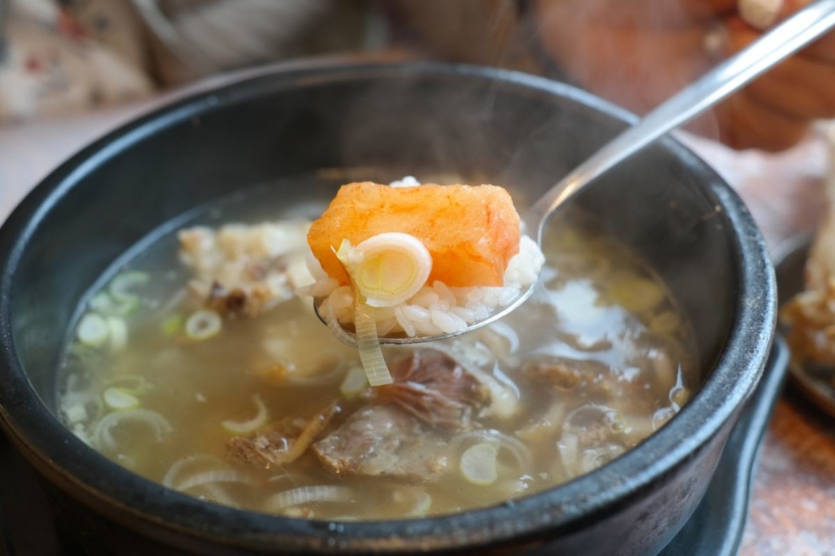 설렁탕과 깍두기 / Hyung min Choi-shutterstock.com