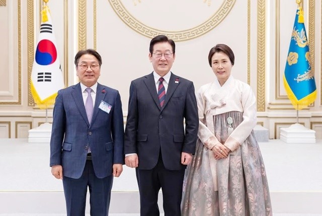 강기정 광주광역시장이 지난 2일 청와대에서 열린 신년인사회에 참석해 광주·전남 행정통합에 대해 대화 한 뒤 이재명 대통령, 김혜경 여사와 기념촬영을 하고 있다. /광주광역시 제공