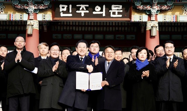 강기정 광주광역시장과 김영록 전라남도지사가 지난 2일 국립5·18민주묘지에서 '통합 지방정부 추진 공동선언문'을 발표한 후 기념촬영을 하고 있다. /광주광역시 제공