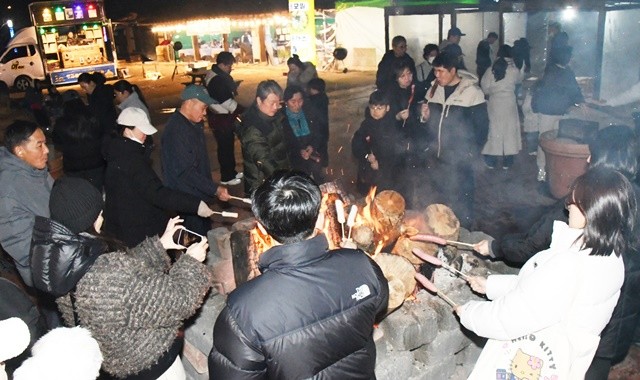 새해 첫 휴일을 맞아 함평겨울빛축제장을 찾은 관광객들이 ‘DJ와 함께하는 불멍 토크쇼’에 참여해 모닥불에 마시멜로와 가래떡을 구워 먹으며 즐거운 시간을 보내고 있다.