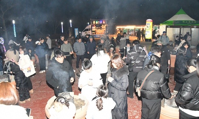 새해 첫 휴일을 맞아 함평겨울빛축제장을 찾은 관광객들이 ‘DJ와 함께하는 불멍 토크쇼’에 참여해 모닥불에 마시멜로와 가래떡을 구워 먹으며 즐거운 시간을 보내고 있다. / 노해섭 기자
