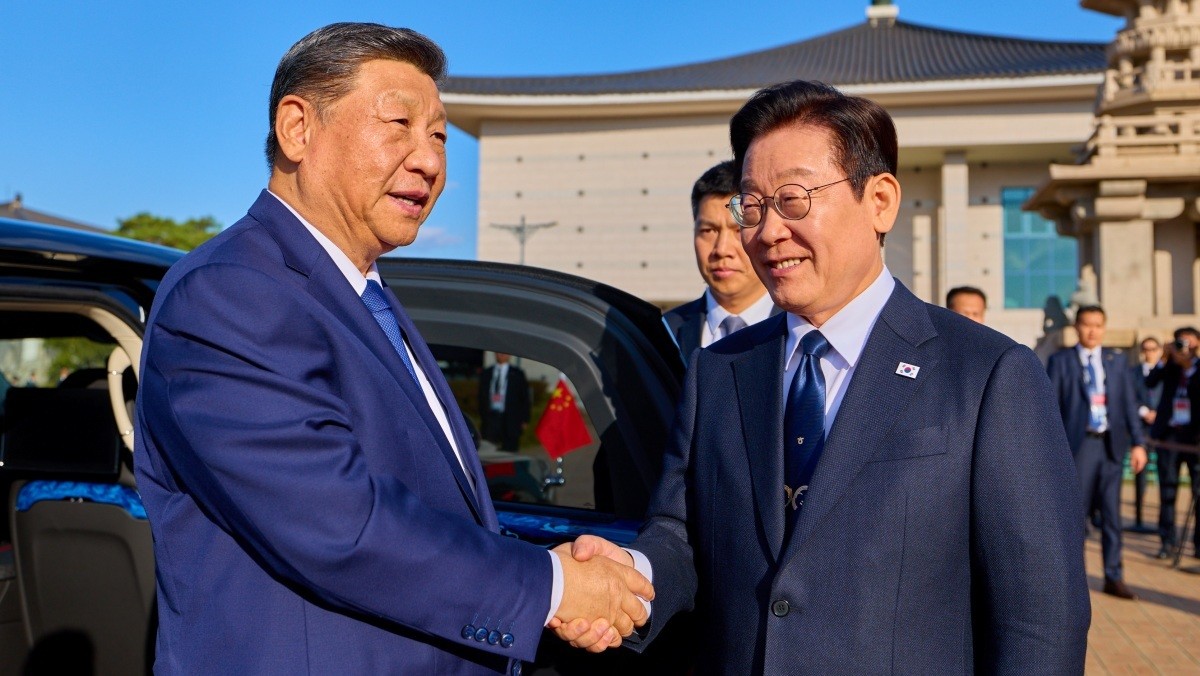 이재명 대통령과 시진핑 중국 국가주석이 지난해 11월 열린 한중 정상회담에서 악수를 하고 있다. / 청와대 제공, 뉴스1