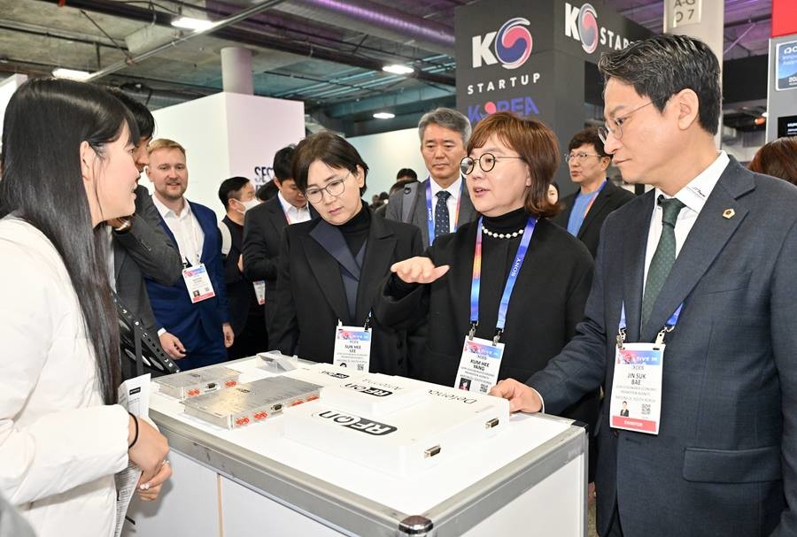 양금희 경북도 경제부지사 등의 경북 부스 방문 모습/이하 경북도