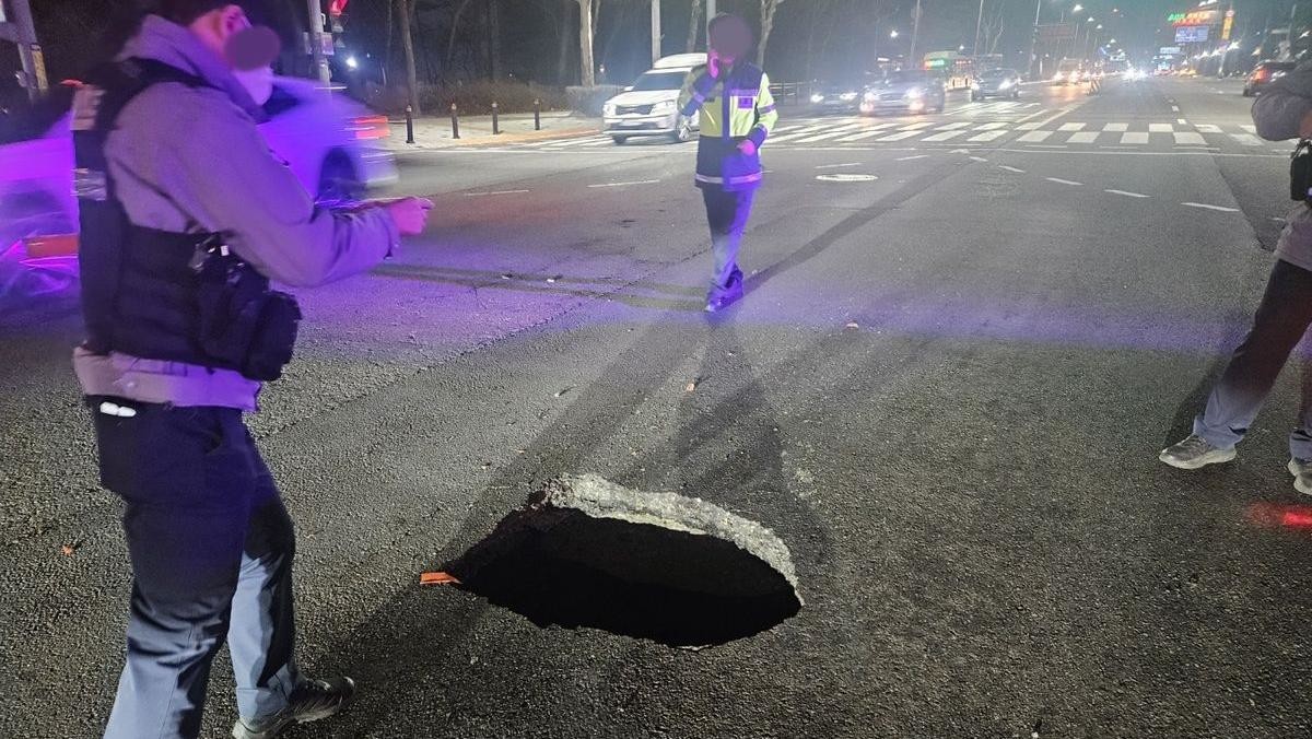 5일 오전 군포 능안공원사거리서 땅꺼짐이 발생해 일부 도로가 통제됐다. / 군포경찰서 제공-연합뉴스